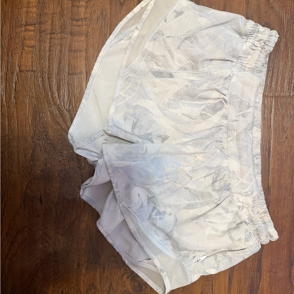 light grey/white patterned lulu hotty hot shorts SIZE:4